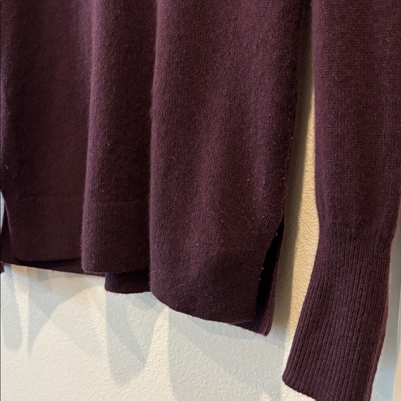 Halogen 100% Cashmere Burgundy V-Neck Sweater Size XS - Picture 3 of 8
